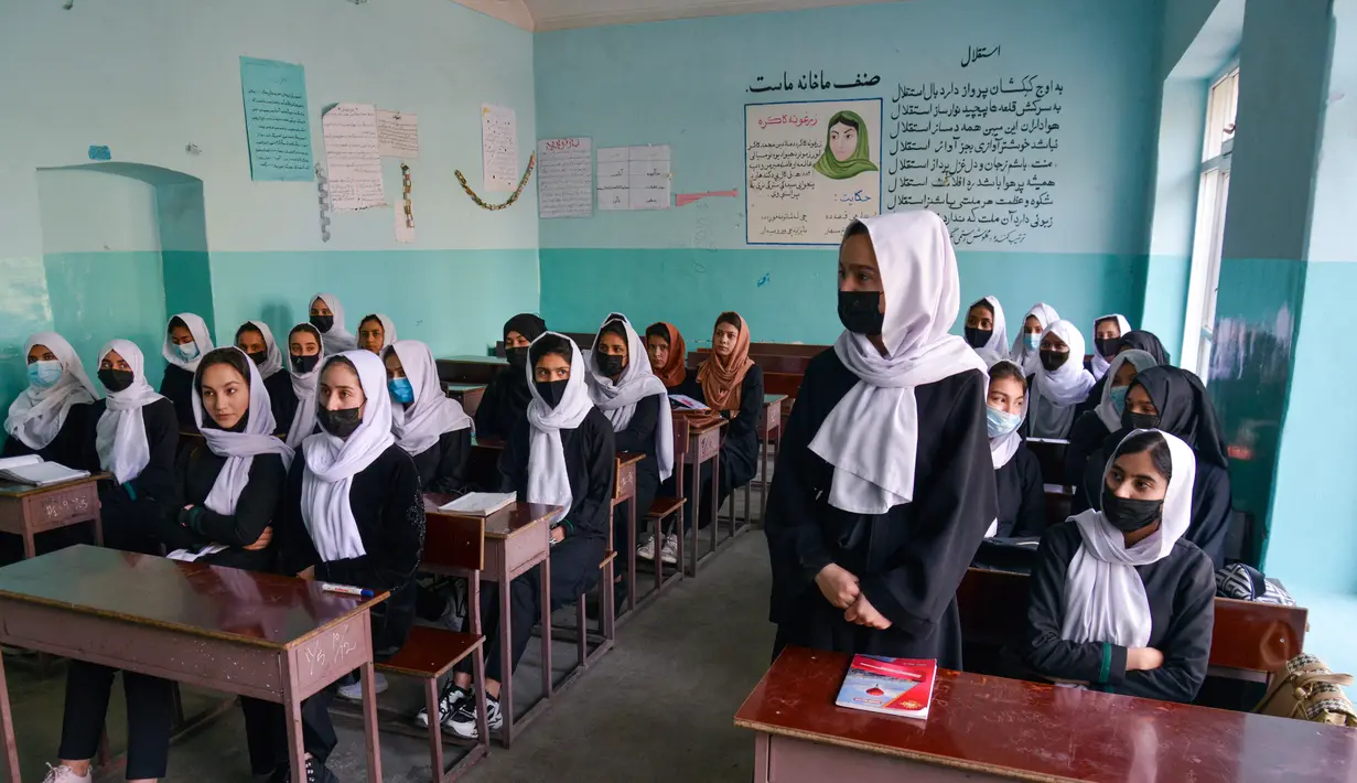Anak perempuan mengikuti kegiatan pembelajaran di Kabul, Rabu (23/3/2022). Pembukaan kembali sekolah menengah untuk anak perempuan di seluruh Afghanistan memicu kegembiraan dan ketakutan di antara puluhan ribu siswa yang kehilangan pendidikan sejak Taliban kembali berkuasa. (Ahmad SAHEL ARMAN/AFP)