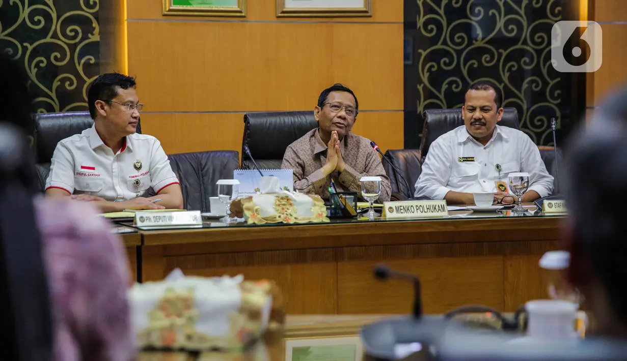 Menko Polhukam Mahfud Md (tengah) saat berbincang dengan jajaran Grup Emtek di Kantor Kemenko Polhukam, Jakarta, Kamis (12/3/2020). Jajaran Grup Emtek mengunjungi Mahfud Md untuk bersilatuhrami. (Liputan6.com/Faizal Fanani)