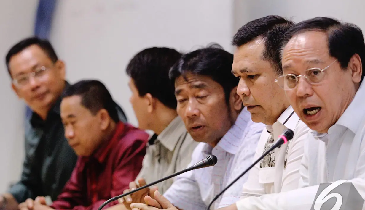 Menurut Djan Faridz (kanan) penyerangan yang dilakukan kubu Romi dengan memanfaatkan orang-orang di luar PPP, bisa memicu perkelahian yang berujung SARA, Jakarta, Rabu (3/12/2014). (Liputan6.com/Faizal Fanani)