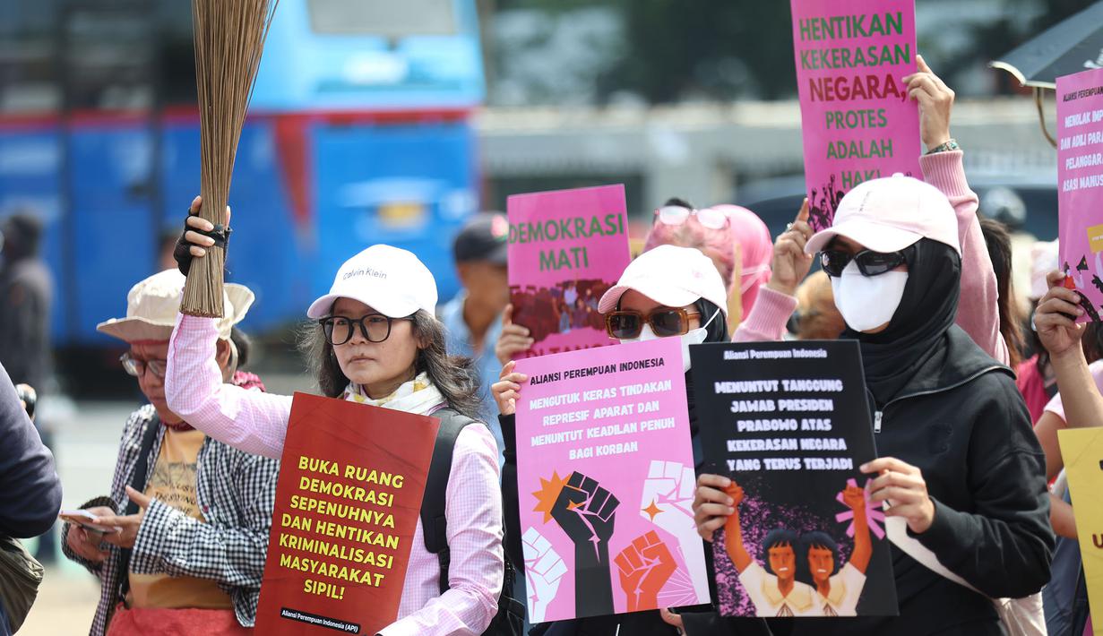 Dalam aksinya, Aliansi Perempuan Indonesia (API) mengecam adanya aksi kekerasan yang dilakukan aparat keamanan saat menangani aksi unjuk rasa beberapa hari lalu. (Kapanlagi.com/Budy Santoso)