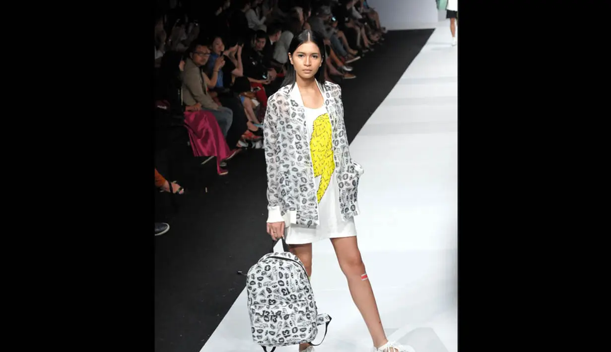Selain busana, Monstore juga menampilkan tas dan sepatu pada fashion show-nya di hari pertama Jakarta Fashion Week 2015, Sabtu (1/11/2014). (Liputan6.com/Panji Diksana)