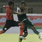 Bek Persebaya Surabaya, Ruben Sanadi, berusaha melepas umpan saat melawan Perseru Serui pada laga Piala Presiden 2019 di Stadion Si Jalak Harupat, Bandung, Sabtu (2/3). Persebaya menang 3-2 atas Perseru. (Bola.com/Yoppy Renato)