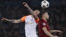 Duel pemain Shakhtar, Yaroslav Rakytskyy (kiri) dan pemain Roma, Edin Dzeko pada leg kedua 16 besar Liga Champions di Rome Olympic stadium, (13/3/2018). AS Roma Menang 1-0. (AP/Gregorio Borgia)