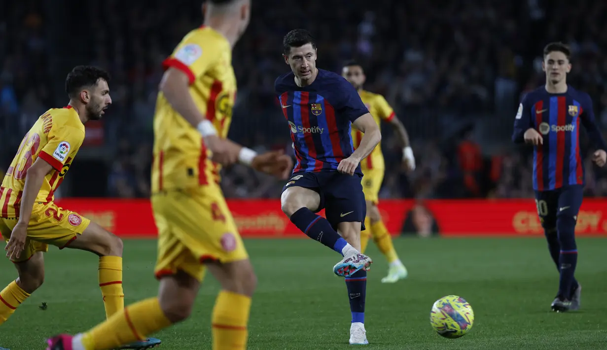 Barca gagal unggul 15 poin karena sebelumnya Madrid kalah 2-3 dari Villarreal. (AP Photo/Joan Monfort)