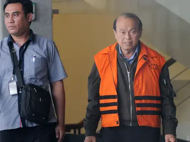 Tersangka kontraktor Susilo Prabowo usai menandatangani berkas P21 di Gedung KPK, Jakarta, Jumat (3/8). Susilo segera disidangkan terkait dugaan suap pada Wali Kota Blitar M Samanhudi Anwar dan Bupati Tulungagung Syahri Mulyo. (Merdeka.com/Dwi Narwoko)