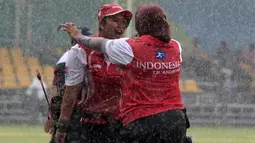 Tim Putri Indonesia, Rona Sari (kiri) dan Triya Adriyani pasikan raih emas usai menang atas China Taipei pada Test Event Asian Games 2018 di Lapangan Panahan, Jakarta (15/2/2018). Indonesia menang 220-211. (Bola.com/Nick Hanoatubun)
