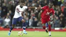 Penyerang Liverpool, Sadio Mane, berebut bola dengan pemain Tottenham Hotspur, Serge Aurier, pada laga Premier League 2019 di Stadion Anfield, Minggu (27/10). Liverpool menang 2-1 atas Tottenham Hotspur. (AP/Jon Super)