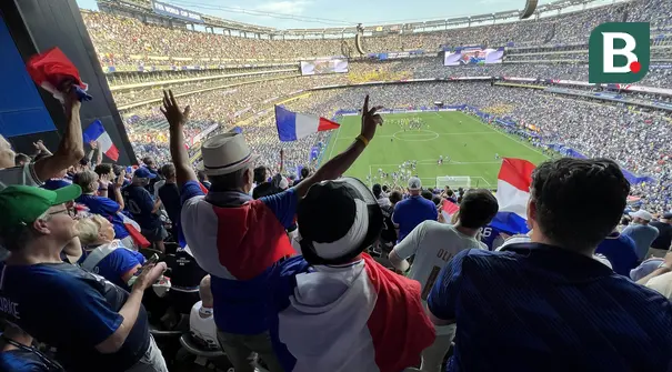 Suporter Timnas Prancis bersorak sambil mengibarkan bendera usai Les Bleus mengalahkan Swedia 3-0 pada babak 32 besar Piala Dunia 2026 di MetLife Stadium, New York, New Jersey, Selasa (30/6/2026) waktu setempat atau Rabu (1/7/2026) dini hari WIB. Kemenangan ini memastikan Prancis melaju ke babak 16 besar. (KLY Sports/Hery Kurniawan)