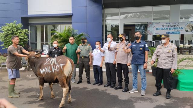 Dua stasiun televisi swasta nasional Indosiar dan SCTV yang tergabung dalam PT Surya Citra Media (SCM) menyerahkan sejumlah hewan kurban kepada masyarakat jelang Hari Raya Idul Adha yang jatuh pada Minggu, 10 Juni 2022.