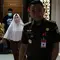 Terpidana korupsi hibah tambal ban saat berada di Kejari Pekanbaru setelah buron 10 tahun. (Liputan6.com/M Syukur)