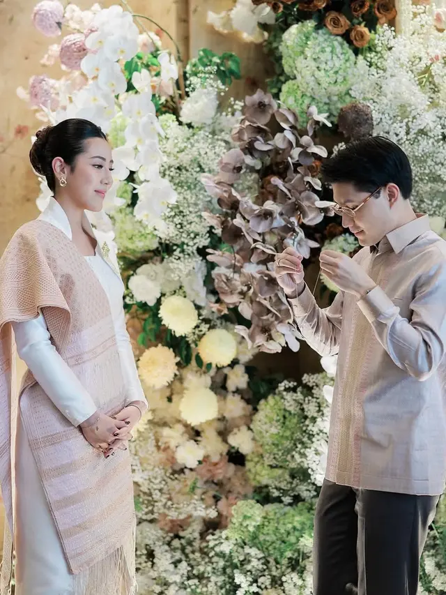 Cleantha Islan saat dilamar Teuku Rassya pakai selendang dan bawahan songket . [@cleanthaislan]