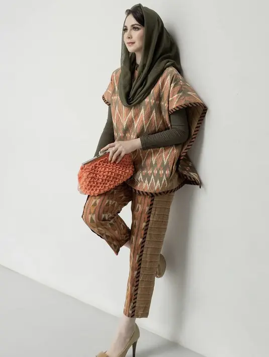 Arumi Bachsin artis dan istri Wakil Gubernur Jawa Timur, tidak perlu diragukan lagi akan gaya berpakaiannya. Ia tampak mengenakan one set bermotif didominasi warna cokelat. Dengan kerdung hijau armynya. Ia pun membawa clutch warna terracota dan highheels sebagai alas kakinya. Dok. @arumibachsin_94