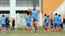 Bek PBFC, Yamashita Kunhiro memainkan bola di sela-sela latihan di lapangan atletik Stadion Pakansari, Kab Bogor, Jumat (10/3). PBFC akan melakoni laga final Piala Presiden 2017 melawan Arema FC pada Minggu (12/3). (Liputan6.com/Helmi Fithriansyah)