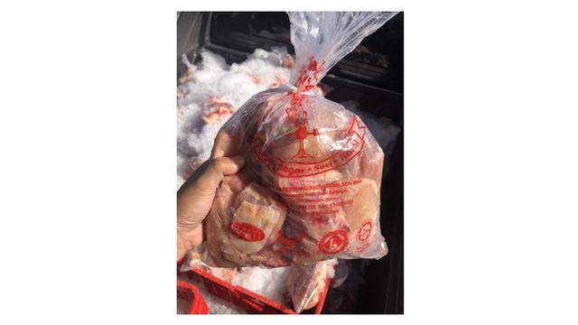 Negaranya di Lockdown, Pria Ini Bantu Warga dengan Bagi 1.000 Ayam