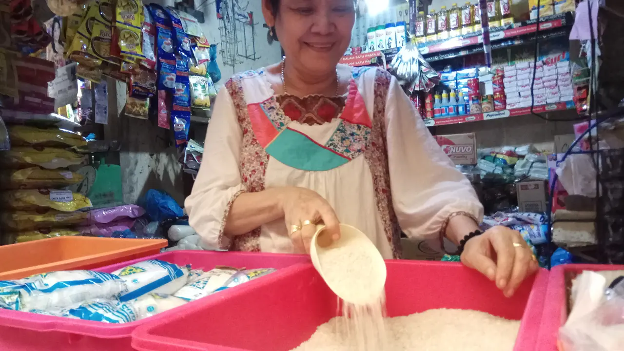 Sepekan terakhir, harga beras di pasar tradisional di Palembang naik antara Rp 8.000 hingga Rp 10.000 per karung (Liputan6.com / Nefri Inge)
