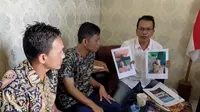 Advokat Parlin Bayu Hutabarat menunjukan foto dua tersangka saat dirawat di rumah sakit setelah mengalami luka tembak saat proses penangkapan, Rabu (13/5/2024).