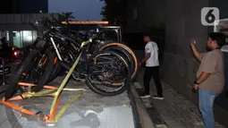 Pewarta mengambil gambar beberapa sepeda gunung sitaan hasil Operasi Tangkap Tangan (OTT) yang menjerat Kepala Kantor Imigrasi Jakarta Barat tiba di Gedung Merah Putih Komisi Pemberantasan Korupsi (KPK), Jakarta, Rabu (3/6/2026). (Liputan6.com/Helmi Fithriansyah)