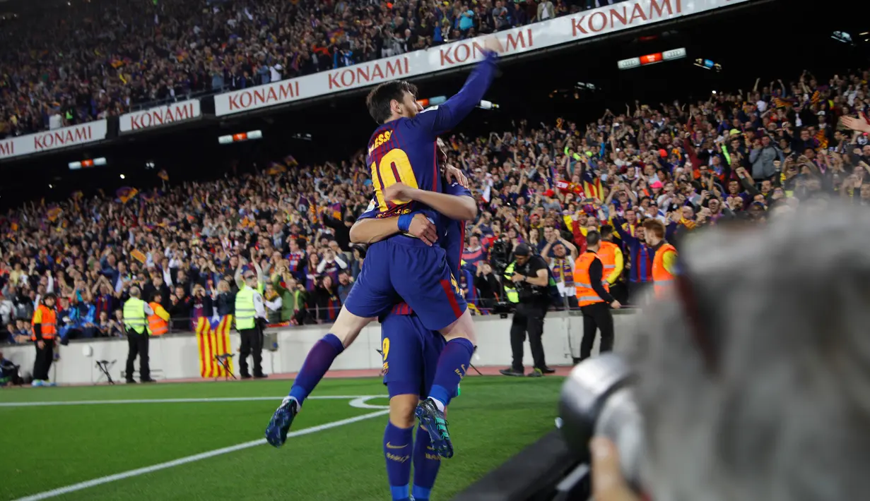 Pemain Barcelona, Lionel Messi mengepalkan tangannya ke atas saat merayakan gol ke gawang Real Madrid pada pertandingan La Liga Spanyol di Stadion Camp Nou, Minggu (6/5). Barcelona bisa memaksakan hasil imbang dengan Real Madrid 2-2. (AP/Emilio Morenatti)