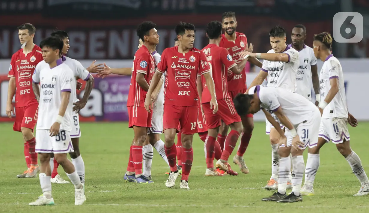 Pemain Persija, Hanif Abdurrauf Sjahbandi (tengah) bersama pemain lainnya usai merayakan kemenangan atas Persita pada lanjutan laga BRI Liga 1 Indonesia 2022-2023 di Stadion Patriot Chandrabhaga, Bekasi, Rabu (24/8/2022).Laga berlangsung sengit dan dimenangkan Persija dengan skor 1-0. (Liputan6.com/Helmi Fithriansyah)