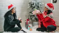 Ilustrasi suasana Natal. (Foto oleh Julia Larson : https://www.pexels.com/id-id/foto/wanita-berjubah-merah-duduk-di-lantai-putih-6113567/)