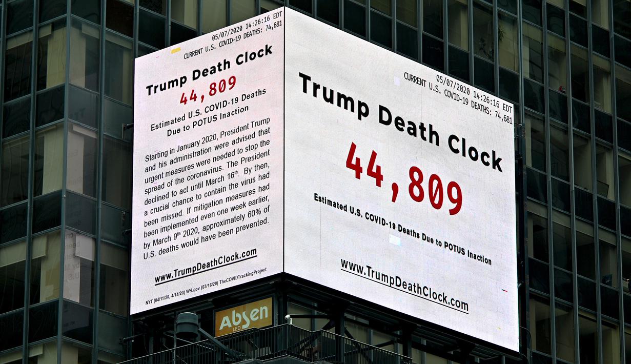 Papan berupa jam kematian yang disebut "Trump Death Clock" di Times Square, New York City pada 8 Mei 2020. Papan hasil ide dari pembuat film, Eugene Jarecki ini menampilkan jumlah kematian yang disebabkan Presiden AS Donald Trump menunda respons terhadap pandemi COVID-19. (TIMOTHY A. CLARY/AFP)