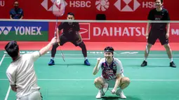 Keseruan laga ekhibisi pebulu tangkis ganda putra Indonesia, Mohammad Ahsan/Hendra Setiawan melawan pasangan Seo Seung-jae dan Kevin Sanjaya dalam acara 'Moment of Honor The Daddies' sebelum laga final Indonesia Masters 2025 di Istora Senayan, Jakarta, Minggu (26/01/2025). (Bola.com/Bagaskara Lazuardi)
