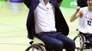 Pangeran William bereaksi setelah berhasil memasukkan bola basket ke ring sambil menggunakan kursi roda di Copperbox Arena, London, Kamis (22/3). Dalam kesempatan tersebut, Pangeran William didampingi istri, Kate Middleton. (Chris Jackson/Pool via AP)