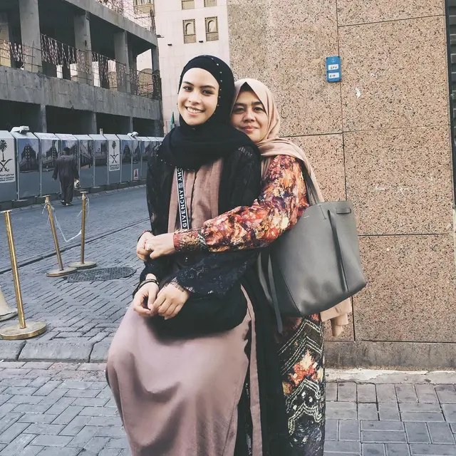 6 Potret Maudy Ayunda dalam Balutan Hijab, Kian Pancarkan Pesonanya