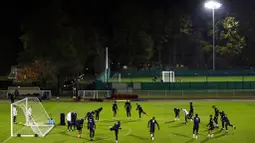 Para pemain Prancis melakukan latihan jelang laga uji coba di Clairefontaine-en-Yvelines, Selasa (10/11/2020). Prancis akan berhadapan dengan Finlandia. (Yoan Valat, Pool via AP)