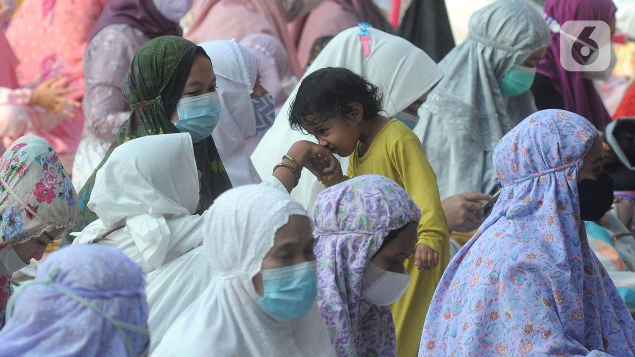 Suasana Sholat Idul Fitri di Masjid Kubah Emas