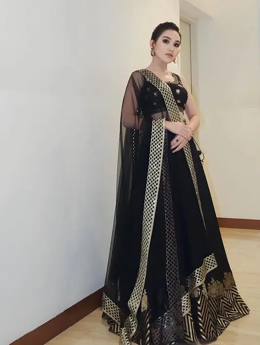 Sang stylist Erich Al Amin memilihkan busana khas perempuan India warna hitam dengan aksen keemasan pada bordiran busana dari Syarliet Collection by Elvina. [@ayutingting92]