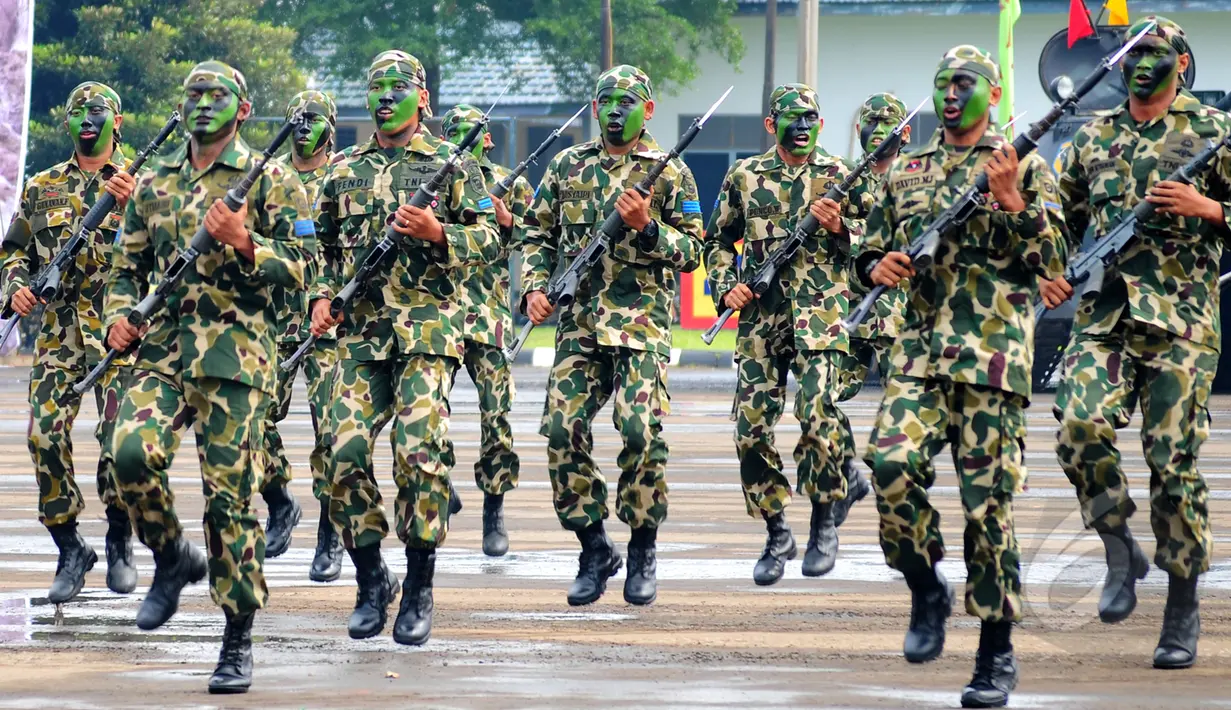 Prajurit Marinir TNI AL bersiap melakukan atraksi di Markas Marinir Cilandak, Jakarta Selatan, Kamis (2/4/2015). Antraksi tersebut untuk pemberian gelar Warga Kehormatan Marinir kepada KSAL Laksamana Ade Supandi. (Liputan6.com/Yoppy Renato)
