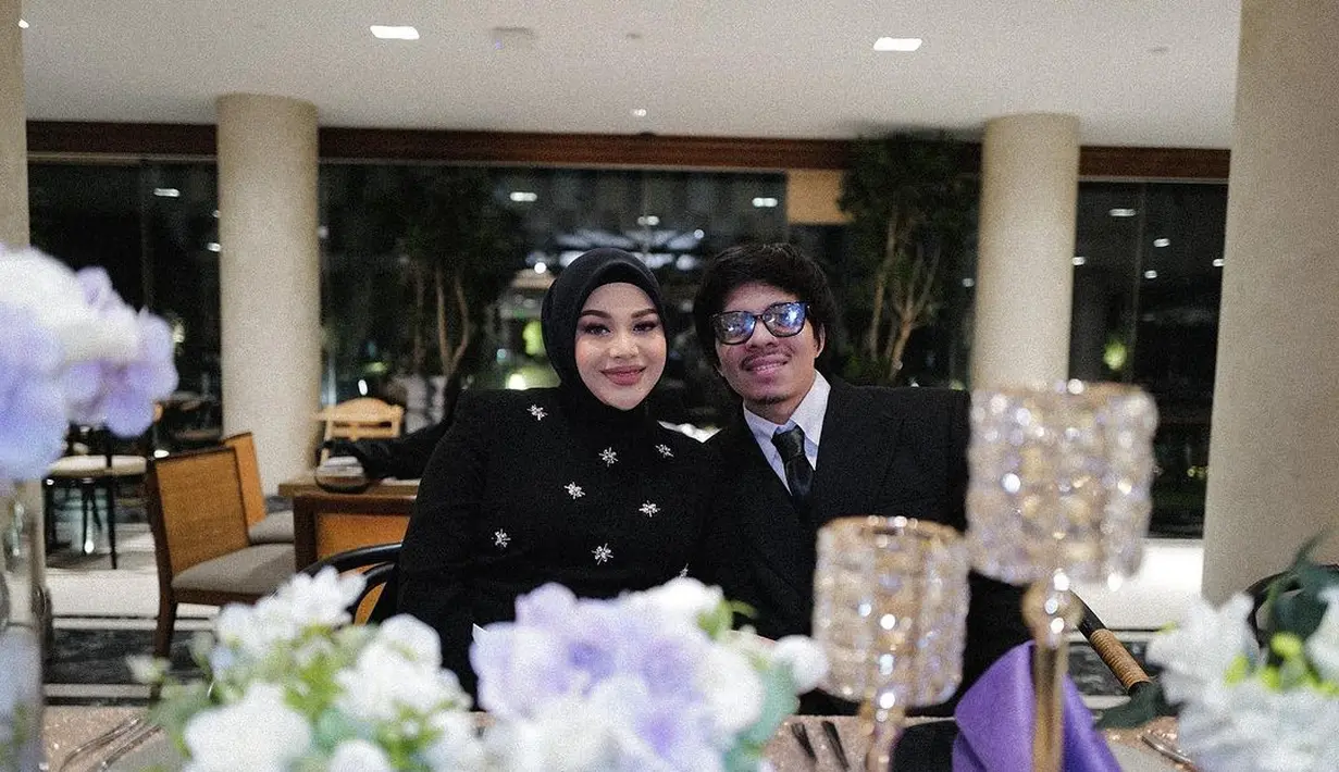 Aurel Hermansyah kenakan two pieces berwarna hitam dengan hijab berwarna senada [@aurelhermansyah]