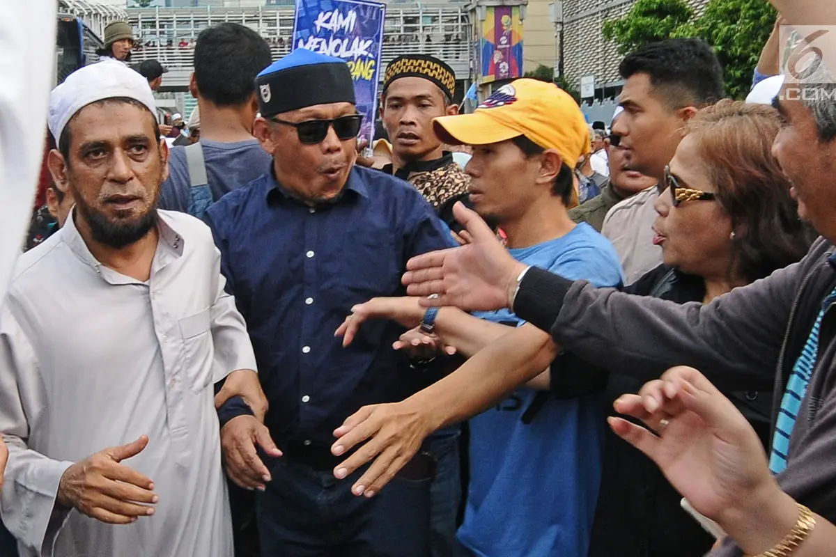 Massa Pendukung 02 Unjuk Rasa di Depan Gedung Bawaslu