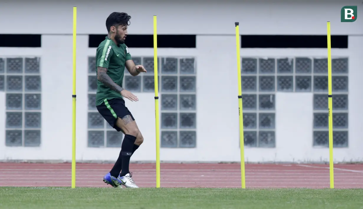 Pemain Timnas Indonesia, Stefano Lilipaly, saat mengikuti sesi latihan terpisah di Stadion Wibawa Mukti, Jawa Barat, Sabtu (3/11). Latihan ini merupakan persiapan jelang Piala AFF 2018. (Bola.com/M Iqbal Ichsan)