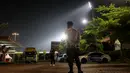 Penjagaan ketat dilakukan oleh petugas keamanan saat Timnas Indonesia U-17 menjalani latihan tertutup  di Lapangan Tot Heil Onzer Ribbenkast (THOR), Surabaya, Rabu (8/11/2023). (Bola.com/Bagaskara Lazuardi)