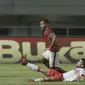 Pemain Timnas Indonesia U-23, Hargianto (kiri) melewati adangan pemain Bahrain pada laga PSSI Anniversary Cu 2018 di Stadion Pakansari, Bogor, (26/4/2018). Bahrain unggul sementara 1-0. (Bola.com/Muhammad Iqbal Ichsan)