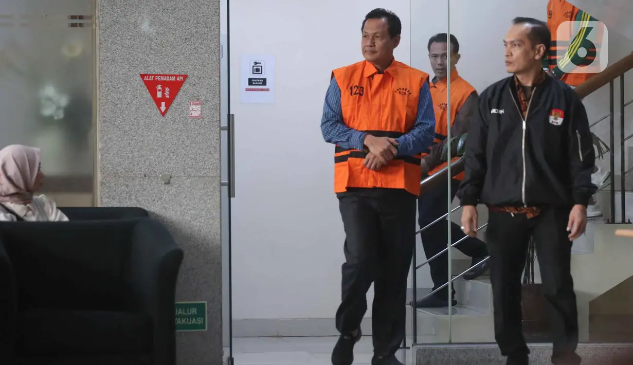 Bupati Muara Enim, Edison (kedua kiri), berjalan meninggalkan gedung Merah Putih Komisi Pemberantasan Korupsi (KPK) usai menjalani pemeriksaan, Jakarta, Selasa (9/6/2026). (Liputan6.com/Helmi Fithriansyah)