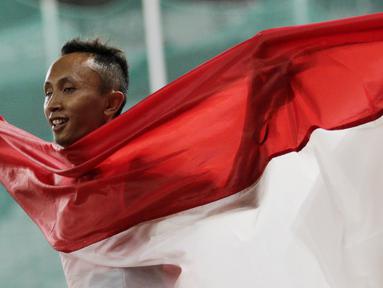 Pelari Indonesia, Abdul Halim Dalimunthe, melakukan selebrasi usai finis di posisi dua nomor 100M T11 pria pada Asian Para Games di SUGBK, Jakarta, Rabu (10/10/2018). Abdul Halim meraih medali perak. (Bola.com/M Iqbal Ichsan)