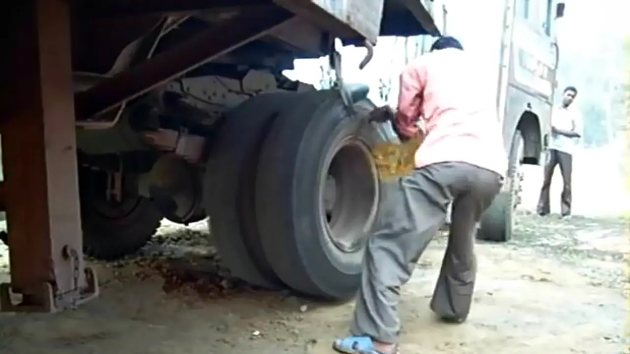 Cara Cerdas Menyalakan Truk Mogok 
