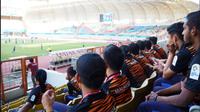 Timnas Malaysia U-23 mengintip laga Jepang vs Vietnam di penyisihan Grup D Asian Games 2018 di Stadion Wibawa Mukti, Cikarang, Kabupaten Bekasi, Minggu (19/8/2018). (Bola.com/Twitter FAM)