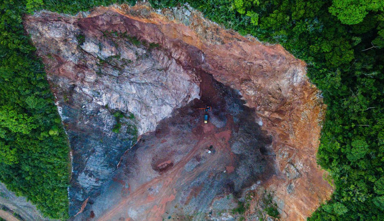 Eksploitasi tambang ilegal merupakan salah satu bentuk ironi terbesar dalam perlindungan lingkungan di Indonesia. Tampak foto udara menunjukkan sebuah ekskavator yang bekerja di lokasi penambangan pasir ilegal pada Hari Bumi di Peukan Bada, Aceh, pada Rabu 22 April 2026. (CHAIDEER MAHYUDDIN/AFP)
