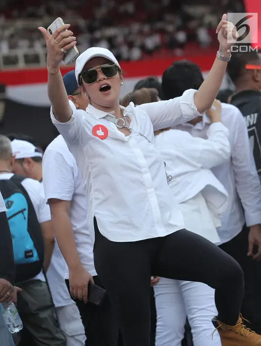 Artis Olla Ramlan saat menghadiri kampanye akbar pasangan Capres dan Cawapres nomor urut 01, Jokowi - Ma'ruf Amin bertajuk 'Konser Putih Bersatu di Stadion Gelora Bung Karno (SGBK), Jakarta, Sabtu (13/4). (Kapanlagi.com/Budi Santoso)