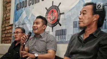 Ketua Umum FPPI Nova Sofyan Hakim (Tengah) memberikan keterangan saat menggelar konferensi pers di Jakarta, Rabu (16/1). Dalam konferensi persnya pekerja PT Pelindo II mendukung penuntasan kasus korupsi di JICT. (Liputan6.com/Faizal Fanani)