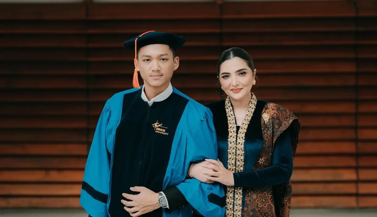 Selain Sarah Menzel, kebaya Ashanty dan Krisdayanti saat hadiri wisuda Azriel tak kalah memesona. Keduanya terlihat bak perempuan Jawa ningrat dalam balutan kebaya.  [@ashanty_ash].
