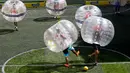 Sejumlah peserta tampak bermain sepakbola dengan mengenakan bola udara di badannya saat mengikuti turnamen di Medellin, Kolombia, Sabtu (10/10/2015). Permainan ini dimainkan oleh lima orang di masing - masing tim. (REUTERS/Fredy Builes)