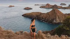 Alyssa Daguise memakai sport wear untuk menikmati keindahan Pulau Padar. (Foto: Instagram/ alyssadaguise)