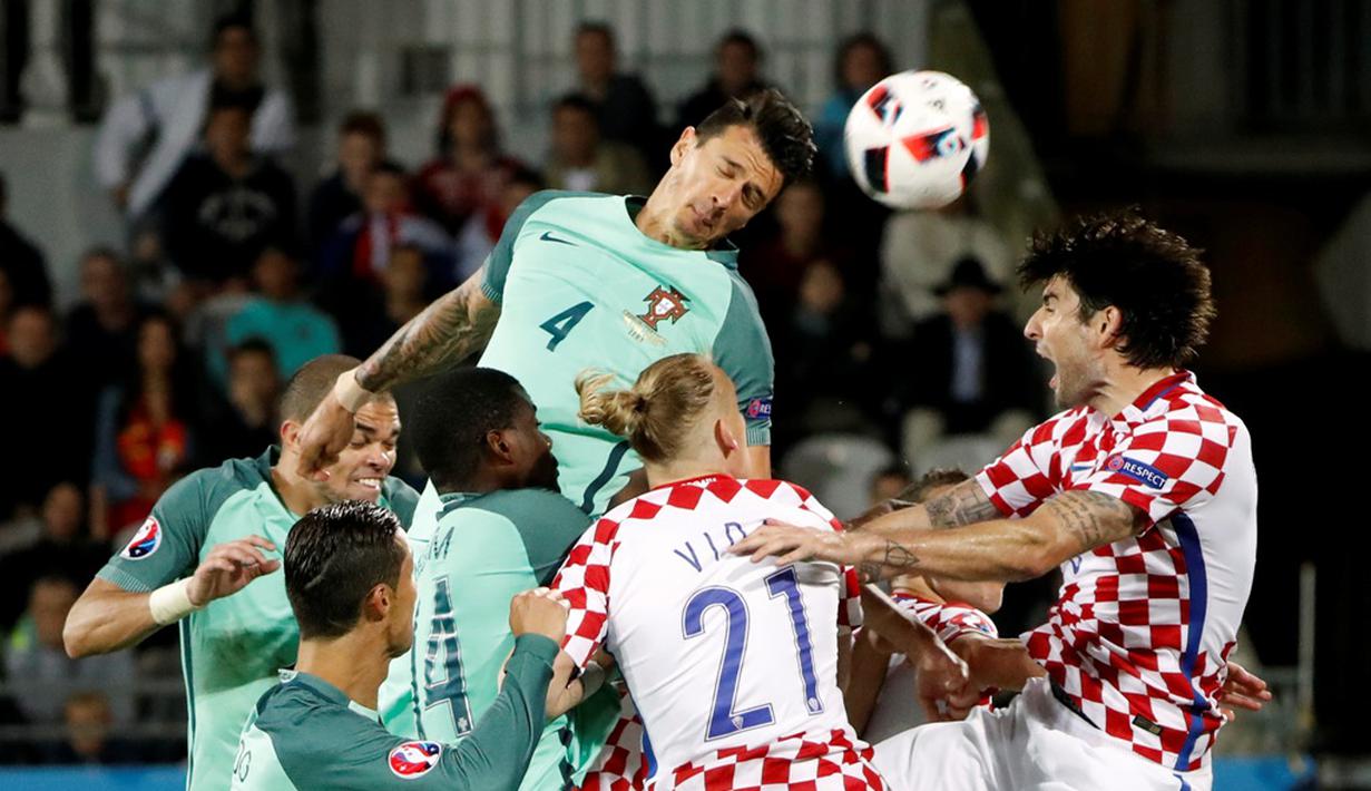 Perebutan bola antara pemain Portugal dengan pemain Kroasia pada laga 16 besar Piala Eropa 2016 di Stade Bollaert-Delelis, Lens, Minggu (26/6/2016) dini hari WIB. (Reuters/Charles Platiau)