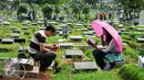 Warga membacakan doa di makam keluarganya menjelang bulan puasa di TPU Karet Bivak, Jakarta, Minggu (29/5/2016). Jelang bulan Ramadan, umat Muslim mulai ramai berziarah ke makam keluarganya. (Liputan6.com/Yoppy Renato)