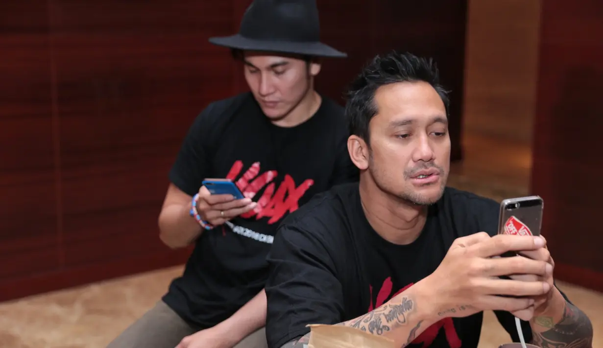 "Ini merupakan film pertama gue kolaborasi dengan Tora," kata Vino G Bastian usai menggelar jumpa pers film Hoax di XXI Kemang, Jakarta Selatan, baru-baru ini. (Adrian Putra/Bintang.com)